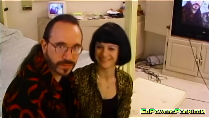 Retro Pár Élvezi A Klasszikus Szexet A Hátulról Egy Retro Pornóvideóban