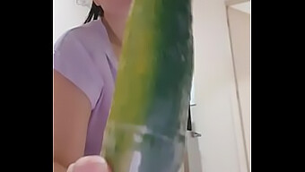 拉丁美女用黄瓜进行肛交冒险