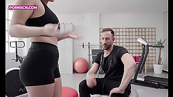 Teen Latina Con Un Grande Culo Fa Un Pompino Al Suo Personal Trainer Muscoloso In 4k