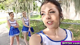 Megan Sage I Jej Cheerleaderki Cieszą Się Gorącym Czwórką Z Ich Trenerem.