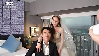 結婚式の衣装を着た興...