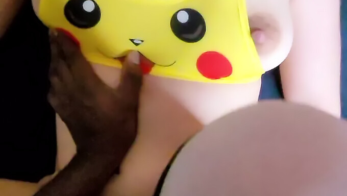 Pikachu Kostümlü Esmer Fransız Kız Sert Bir Şekilde Beceriliyor