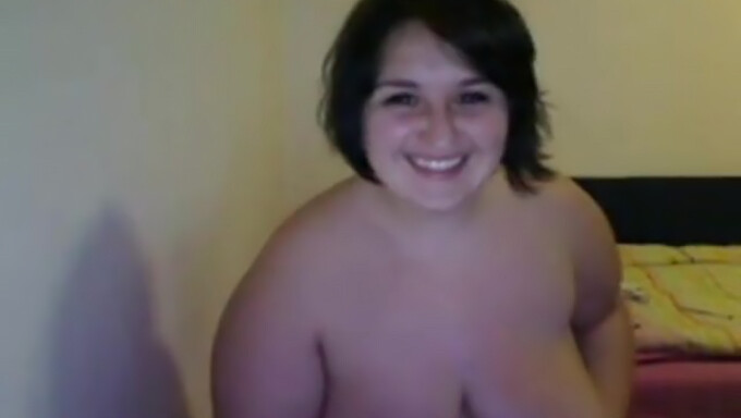 O Brunetă Frumoasă, Plus-Size, Cu Sâni Mari, Se Masturbează Pe Webcam