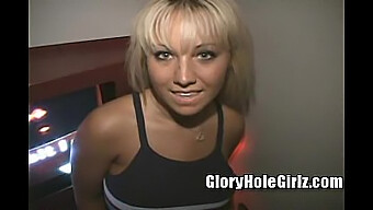 Jasmine, Eine 19-Jährige Blondine Mit Braunen Haaren, Besucht Das Gloryhole Für Etwas Erotische Action