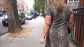 L'Exhibitionniste Coquine Ashley Rider Flirte Et Flashe Dans Les Rues