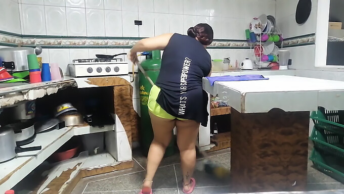 Mãe E Filho Se Envolvem Em Um Encontro Sexual Quente