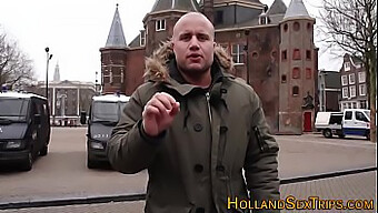 Hollandalı Bir Eskort, Ziyaretçisiyle Seks Yaparak Ve Sakso Çekerek Zevk Alıyor