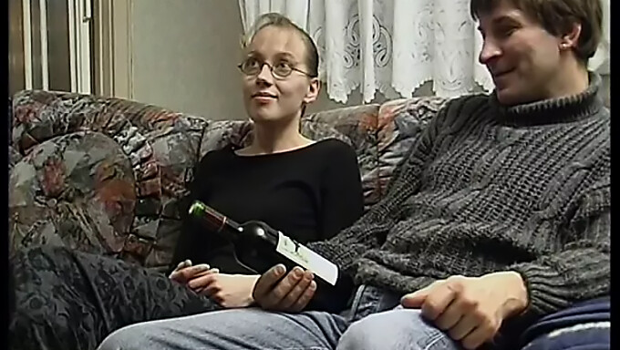 Et Tysk Teenagepar Engagerer Sig I Et Lidenskabeligt Møde På En Vintage Sofa.