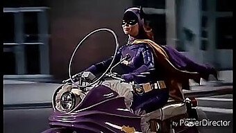 La Première Expérience Orale De Batgirl En Latex