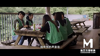 亚洲大学女孩在户外性...