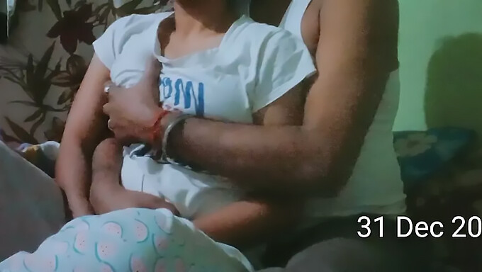 Desi Bhabhi Predvádza Svoje Veľké Prsia V Amatérskom Masážnom Videu.