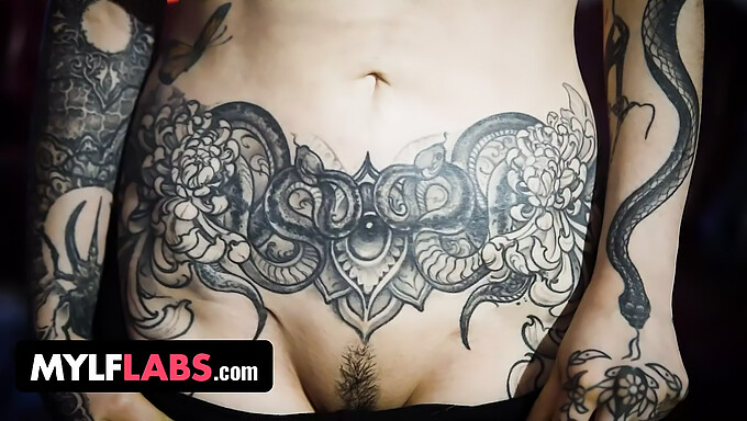 Milf Tatuada Com Seios Grandes Faz Um Boquete Profundo