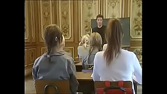 Adolescentele Școlare Devin Obraznice În Scenele Clasice Din Spatele Scenei